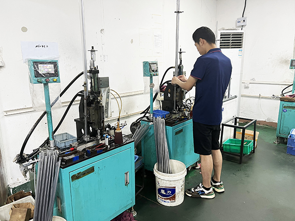 叠铆车间
